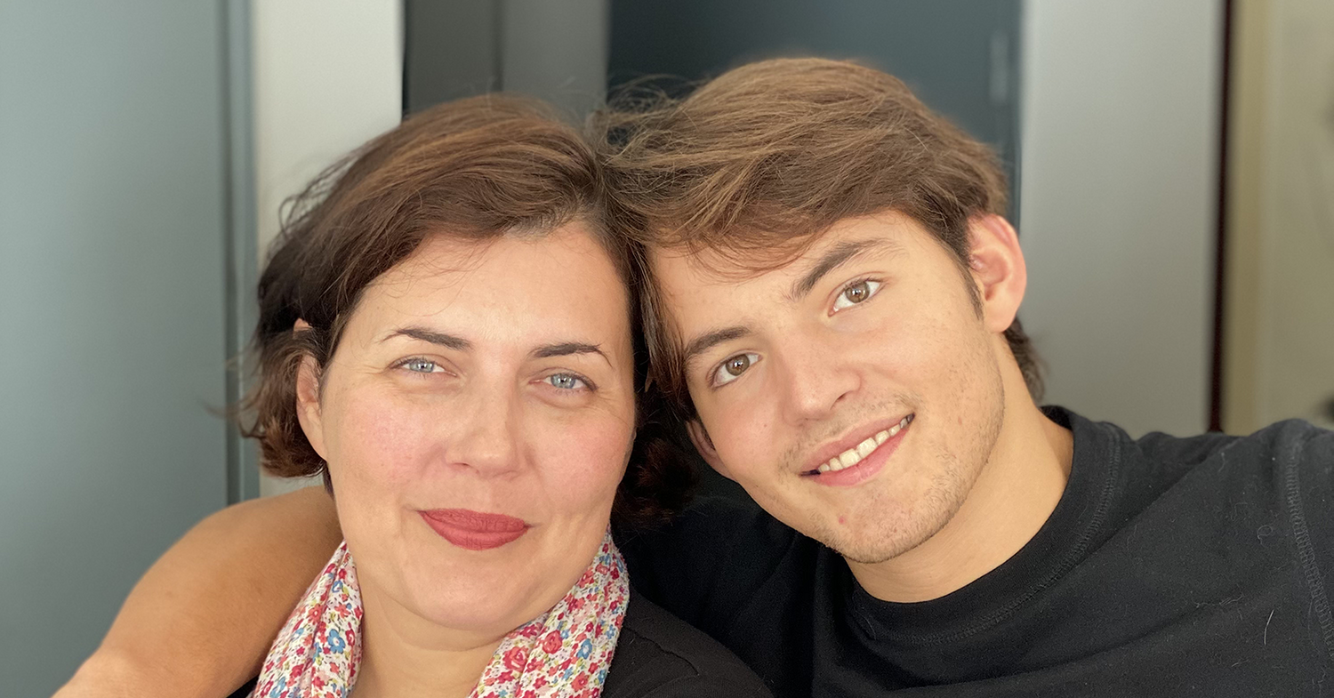 Thaddée, fondateur de AThana, souriant tendrement aux côtés de sa mère, illustrant leur complicité et le soutien familial derrière le succès de l’aventure entrepreneuriale.