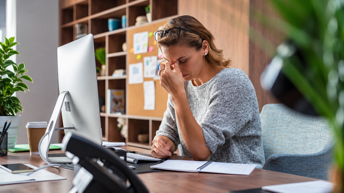 Maux de tête ménopause : pourquoi ça arrive et comment les soulager en 5 secondes