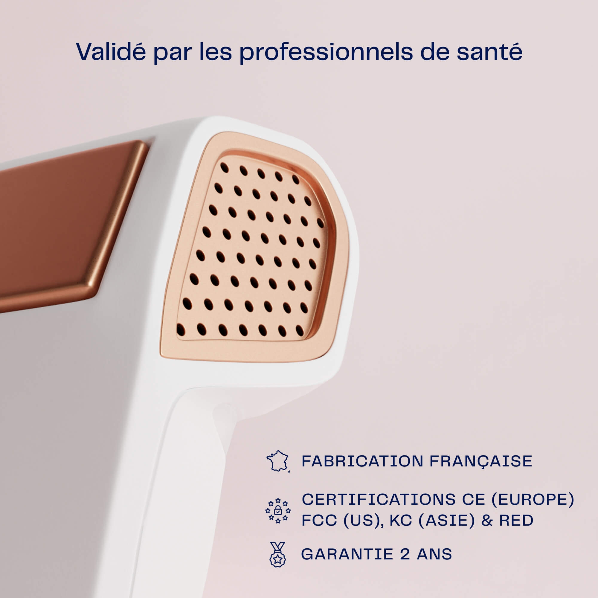 Zoom sur le haut du dispositif Héra avec sa grille cuivrée. Un texte en haut précise qu’il est validé par les professionnels de santé, avec des icônes illustrant la fabrication française et les certifications internationales.
