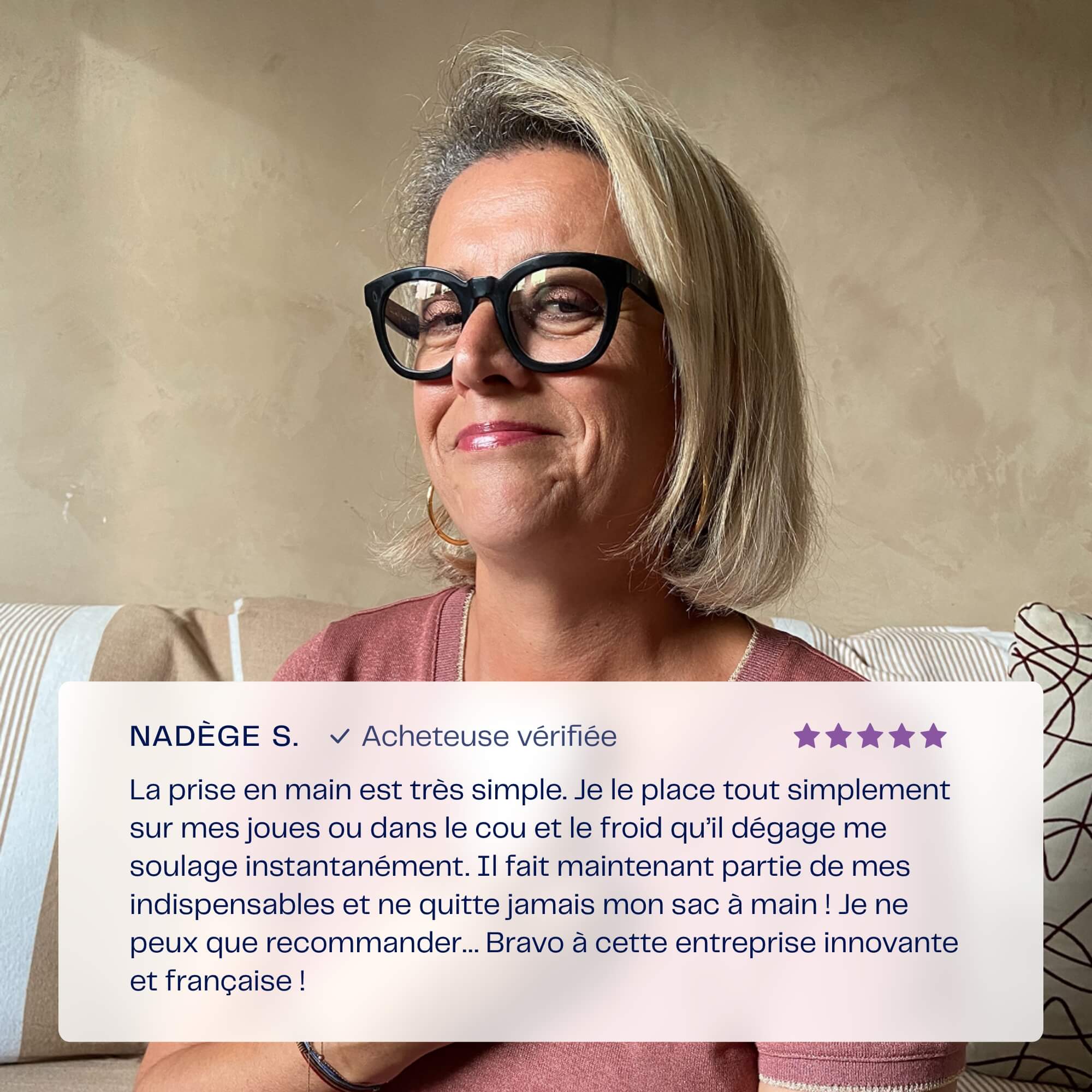 Portrait de Nadège, assise et souriante, partageant un avis très positif sur la simplicité d’usage et l’efficacité immédiate de Héra, qu’elle garde toujours dans son sac.