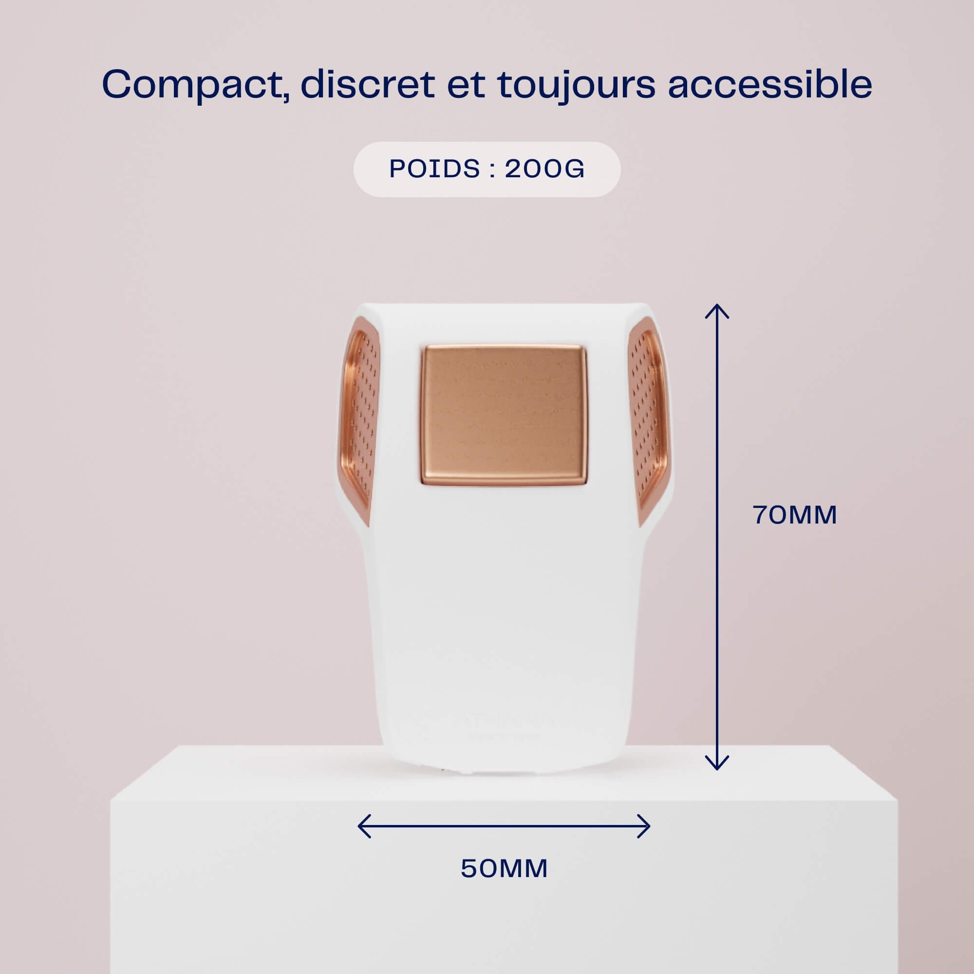 Photo du dispositif Héra avec des flèches indiquant ses dimensions : 70 mm de hauteur et 50 mm de largeur. Le fond rose doux renforce le côté compact, accessible et élégant du produit.