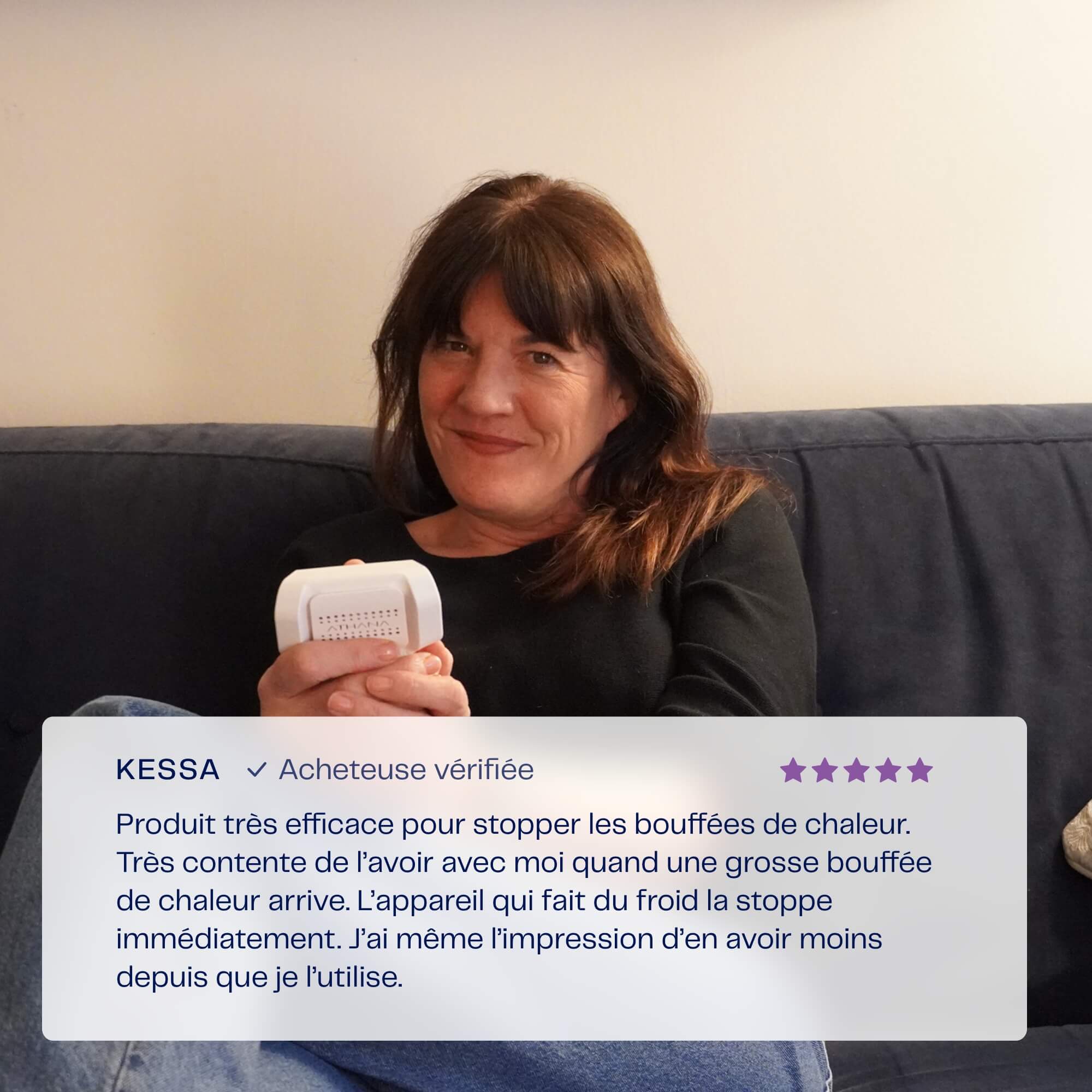 Kessa, une utilisatrice souriante assise sur un canapé, tient le dispositif Héra dans ses mains. Un encart texte en dessous présente son avis très positif sur l’efficacité du produit contre les bouffées de chaleur.