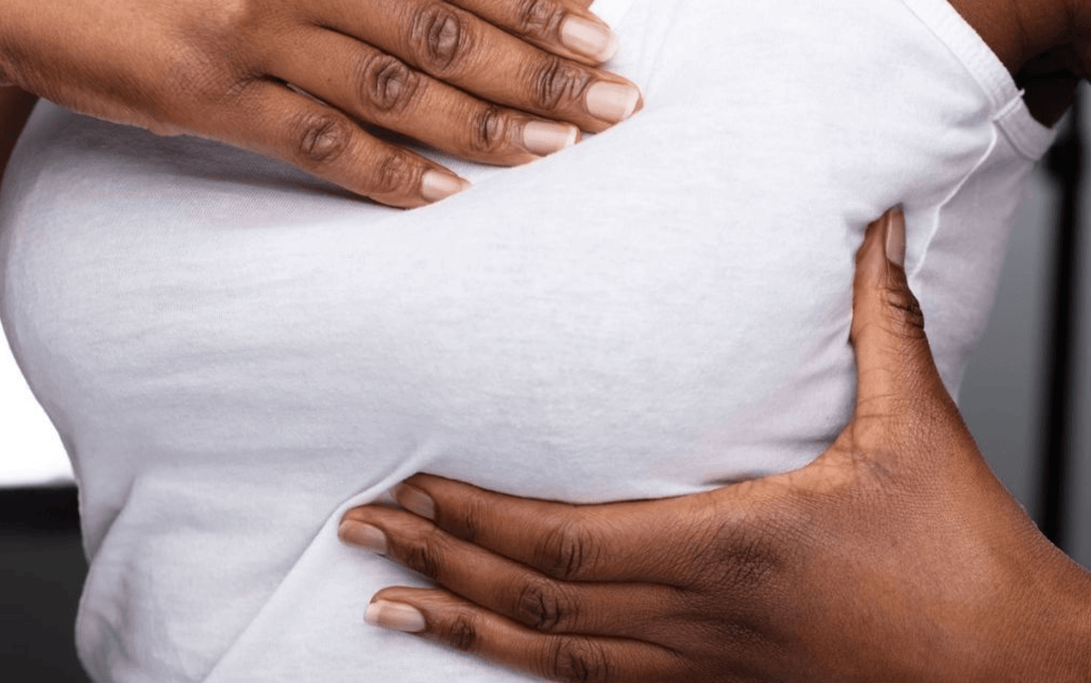 Douleur au sein à la ménopause : causes, et quand consulter