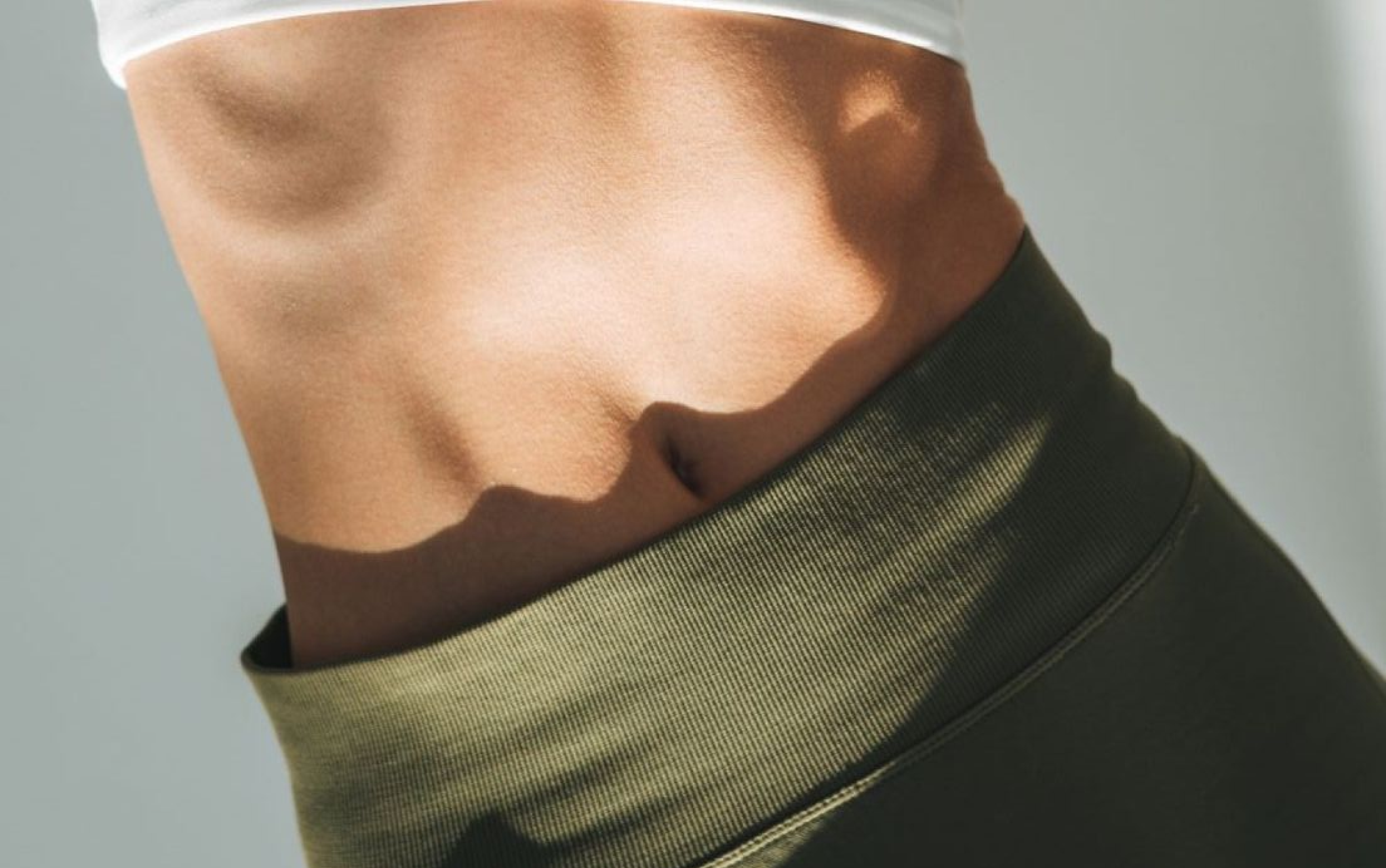 Comment retrouver un ventre plat à la ménopause : causes et exercices efficaces