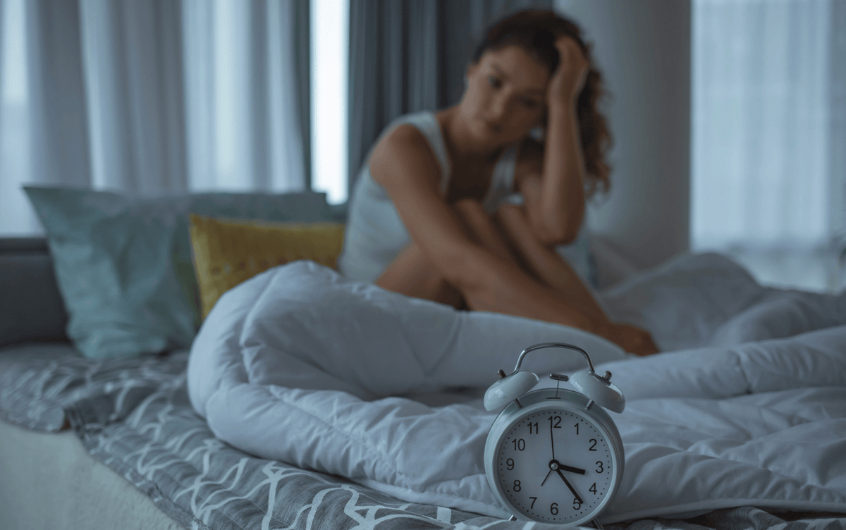 Pourquoi je transpire la nuit pendant la ménopause ? 5 causes + 3 solutions naturelles qui fonctionnent