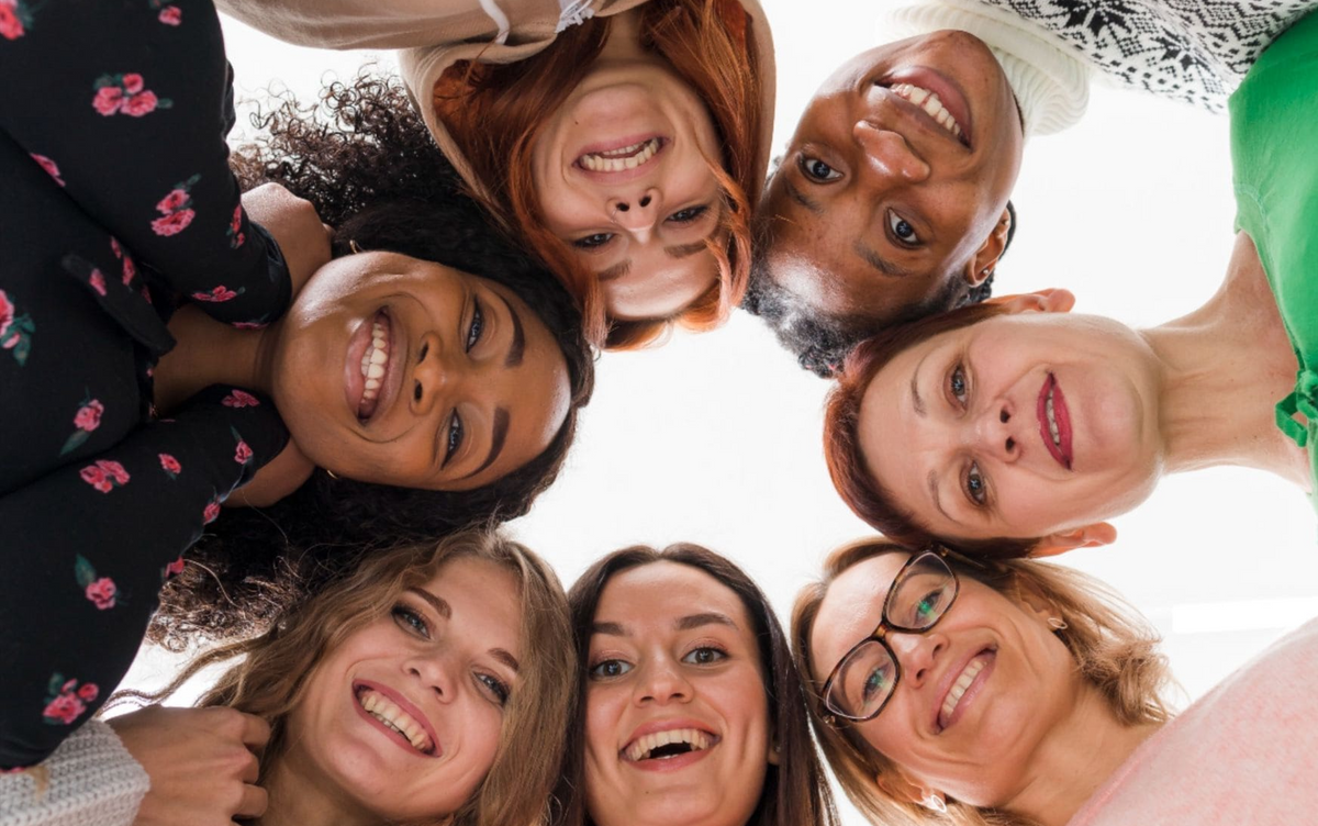 Groupe de femmes réunies en cercle, vues d’en haut