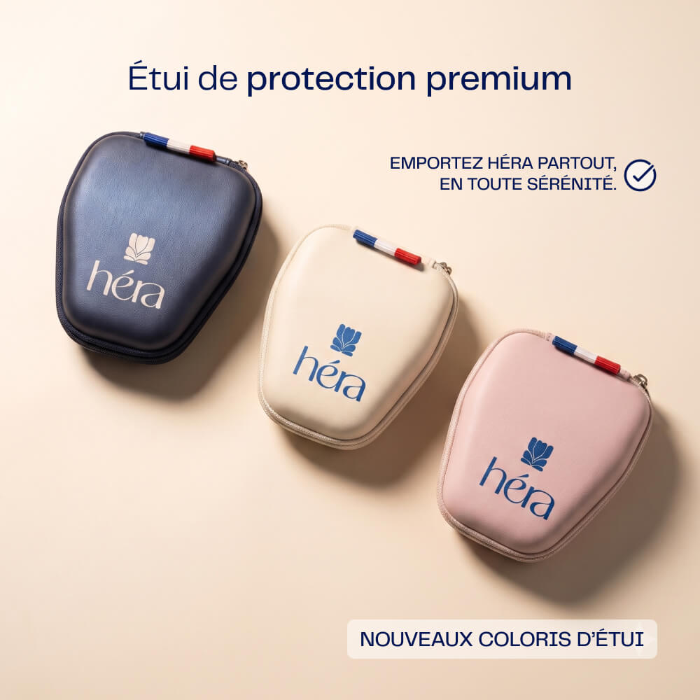 Les trois coloris de l’étui de protection Héra : bleu marine, blanc crème et rose poudré